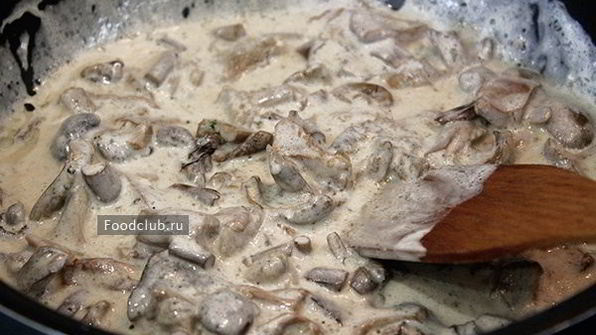 драники со сметано-грибным соусом