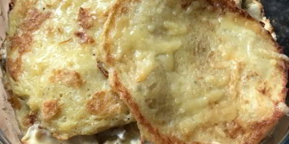 Рецепт горшочка по-деревенски — драников с курицей и сырным соусом