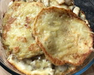 Горшочек по-деревенски — драники с курицей и сырным соусом