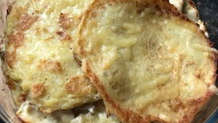 Горшочек по-деревенски — драники с курицей и сырным соусом