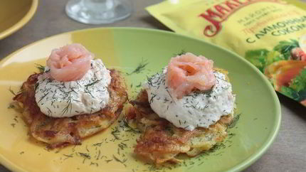 Картофельные драники с кремом из лосося