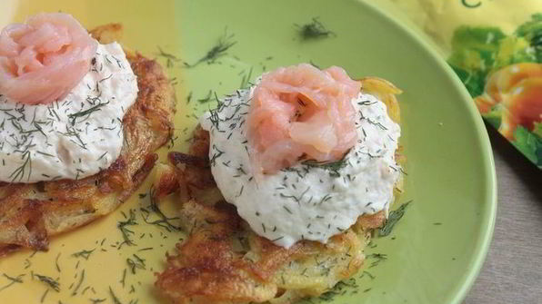 картофельные драники с кремом из лосося