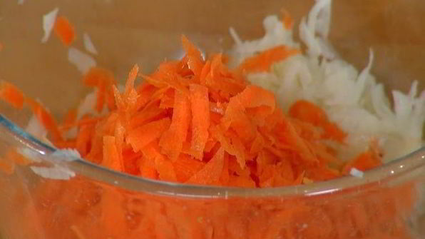 хрустящие драники с помидорами и маринованным луком