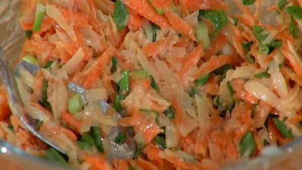 хрустящие драники с помидорами и маринованным луком