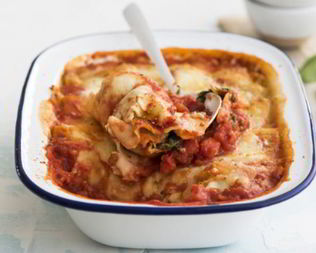 Блины-каннеллони с фрикадельками, шпинатом и сыром