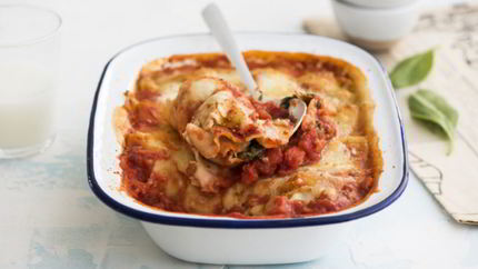 Блины-каннеллони с фрикадельками, шпинатом и сыром