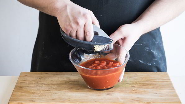 блины-каннеллони с фрикадельками, шпинатом и сыром