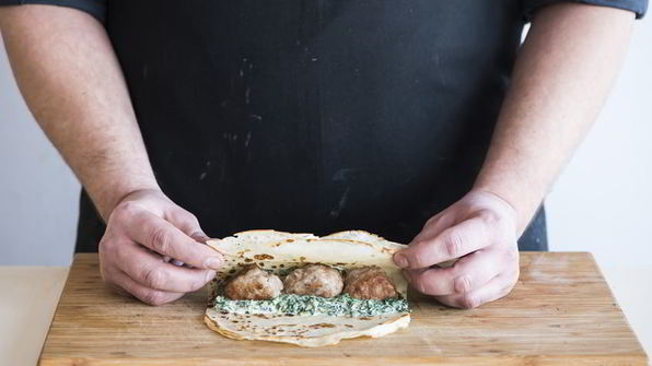 блины-каннеллони с фрикадельками, шпинатом и сыром