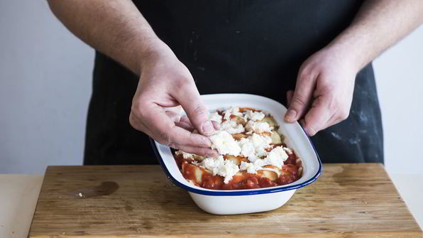 блины-каннеллони с фрикадельками, шпинатом и сыром