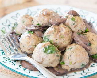 Фрикадельки из индейки в грибном соусе