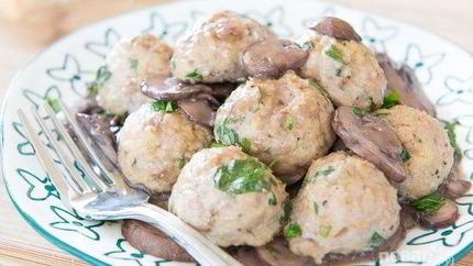 Фрикадельки из индейки в грибном соусе