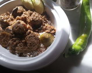 Фрикадельки патанг в кокосовом молоке с грибами