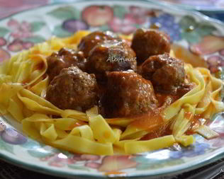 Фрикадельки с медовым-острым соусом