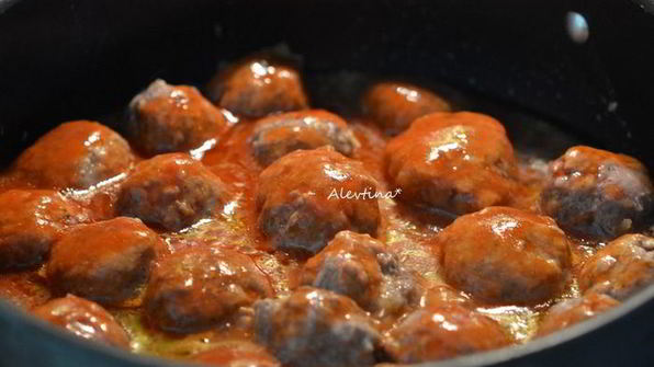 фрикадельки с медовым-острым соусом