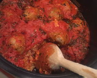 Фрикадельки с рисом и томатным соусом в мультиварке