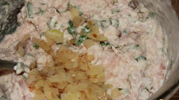 фрикадельки со сливочным сыром в белом соусе