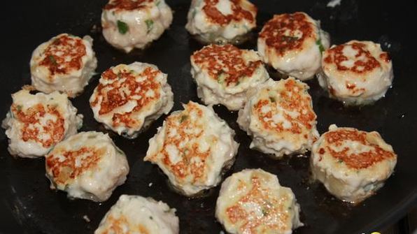 фрикадельки со сливочным сыром в белом соусе