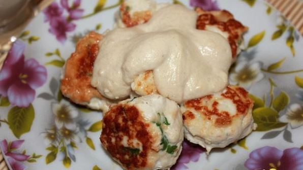 фрикадельки со сливочным сыром в белом соусе