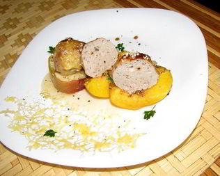 Фрикадельки в персиках и яблоках