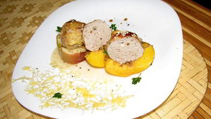 Фрикадельки в персиках и яблоках