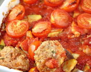 Фрикадельки, запеченные с овощами