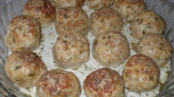 индюшачьи фрикадельки с лимоном в йогуртовом соусе