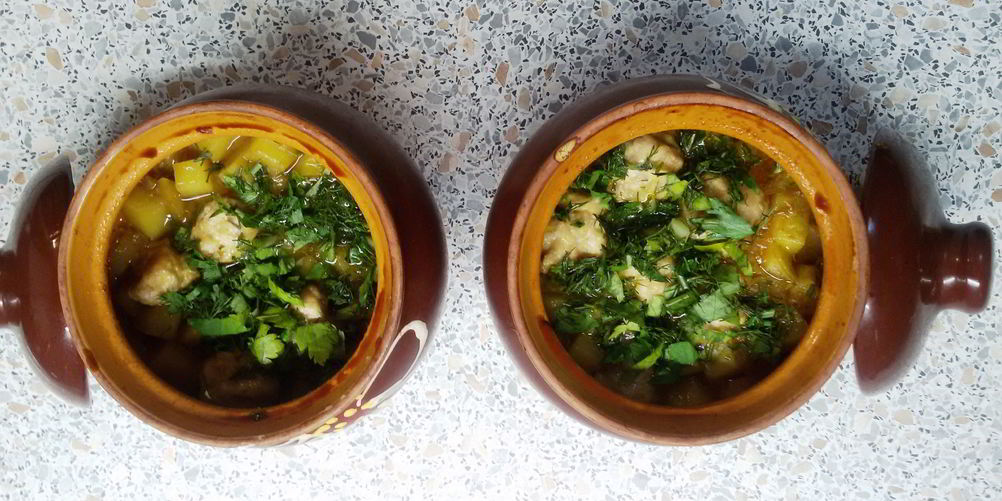 Рецепт куриных фрикаделек с овощами в горшочке