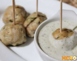 Куриные фрикадельки в духовке с соусом
