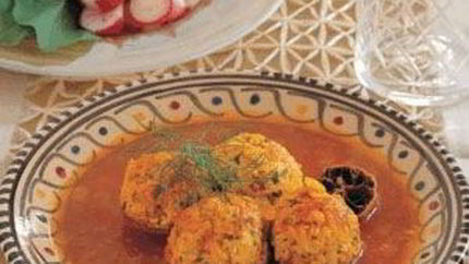 Куриные фрикадельки в томатном соусе с шафраном