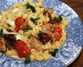 Макароны с фрикадельками и моцареллой