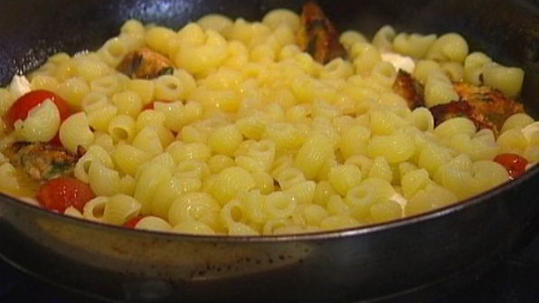 макароны с фрикадельками и моцареллой