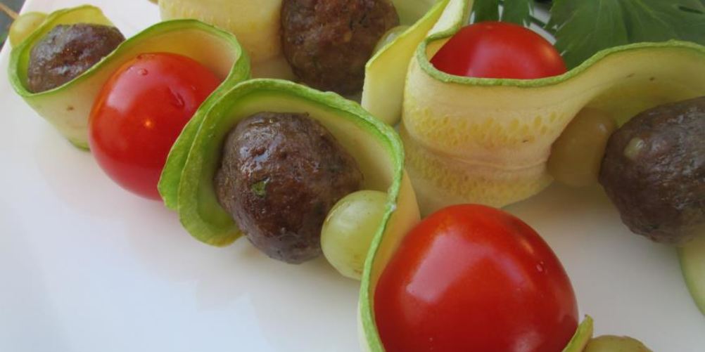 Рецепт цукини на шпажках с фрикадельками и помидорами