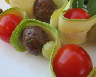 Цукини на шпажках с фрикадельками и помидорами