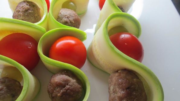 цукини на шпажках с фрикадельками и помидорами