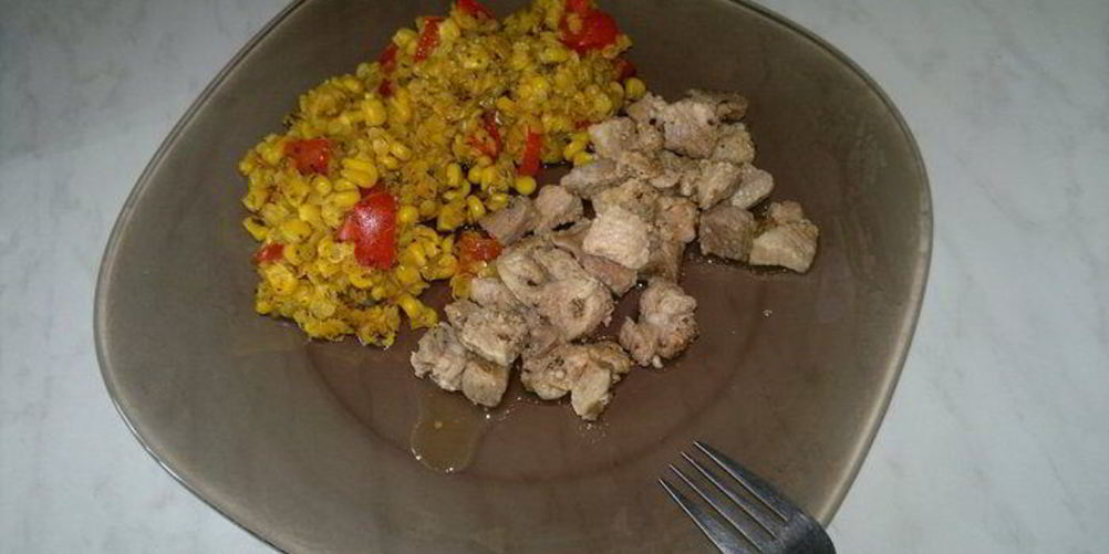 Рецепт чечевицы с кукурузой и сладким перцем, свинина с паприкой и травами