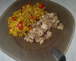 Чечевица с кукурузой и сладким перцем, свинина с паприкой и травами