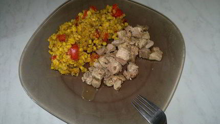 Чечевица с кукурузой и сладким перцем, свинина с паприкой и травами