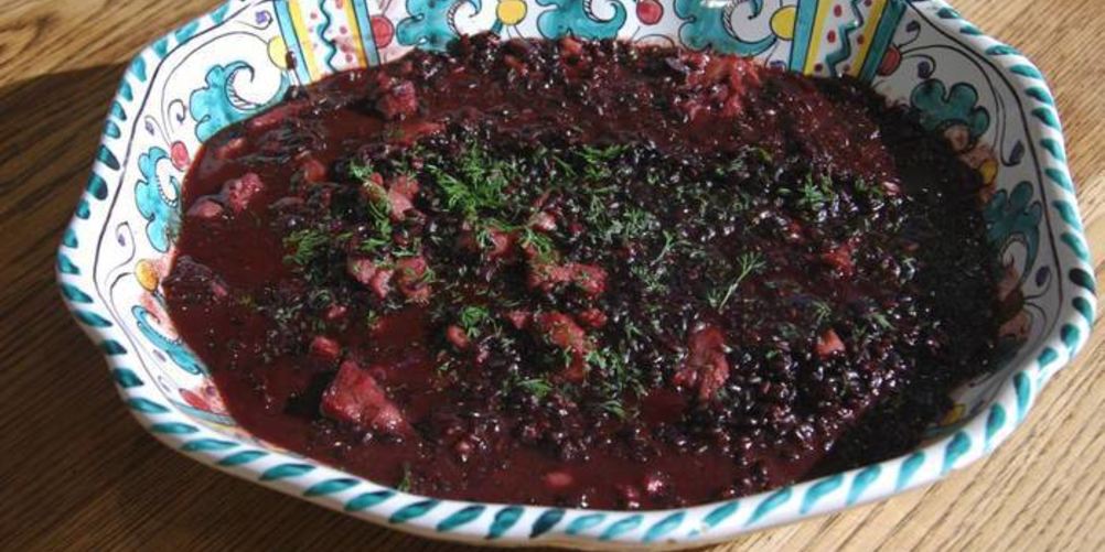 Рецепт черного риса с копченой форелью