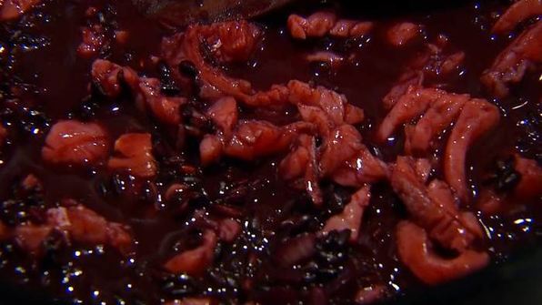 черный рис с копченой форелью