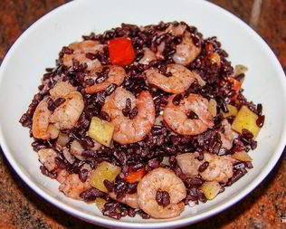 Черный рис с креветками