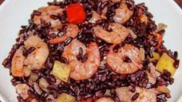 черный рис с креветками