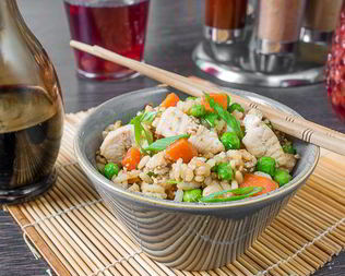 Кантонский жареный рис с курицей