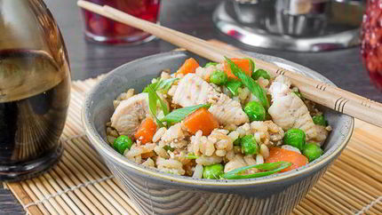 Кантонский жареный рис с курицей