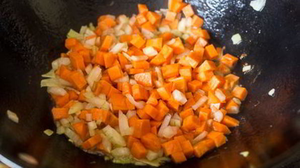 кантонский жареный рис с курицей