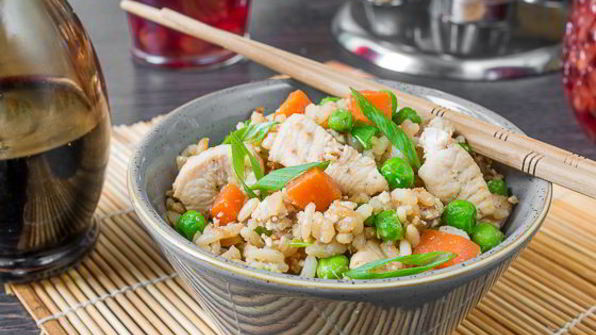 кантонский жареный рис с курицей