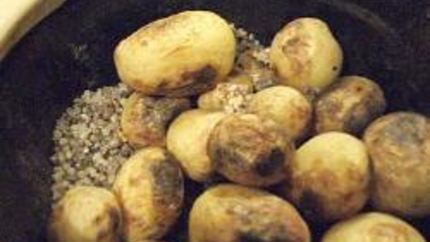 Картофель печеный на сковородке