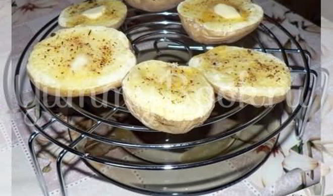 Картофель печеный в микроволновке