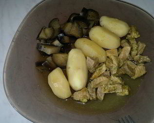 Картофель с баклажаном и свиная лопатка с кориандром и куркумой