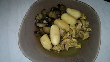 Картофель с баклажаном и свиная лопатка с кориандром и куркумой