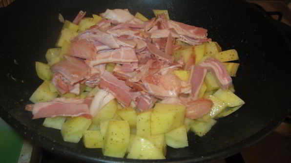 картофель с беконом в сливочном соусе